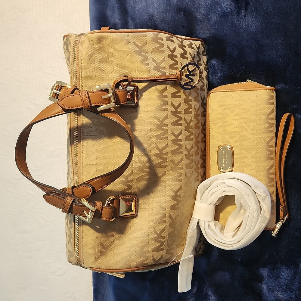 Michael Kors Brand New Bag &Wallet Set